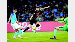 뚫리고 밀린 ‘나폴리 벽’… 서울의 시름 못 떨쳤나 봐 