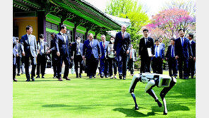 실사단 환영 오찬, 4족보행 로봇이 안내… 최태원 “부산, 준비됐다” 