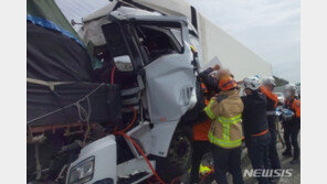 경부고속도로서 화물차 3중 추돌 사고…3명 다쳐