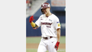 실책 후 의자 내려쳤다가…키움 송성문, 손가락 골절상