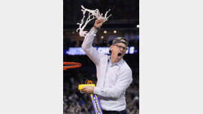 미친 화력 코네티컷大, ‘3월의 광란’ 접수