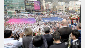 부산시민 5500명 환호에… 실사단 “어메이징, 팝스타 된 듯 감동” 
