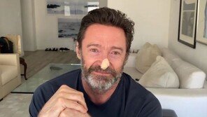 “제발 이것 꼭 바르라”…‘피부암 투병’ 휴 잭맨의 당부