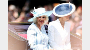 ‘불륜’ 딱지 떼고… 英 커밀라 18년만에 ‘왕비’ 됐다 