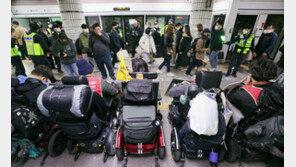 지하철 또 다시 멈출까…서울시-전장연, 오늘 마주 앉는다