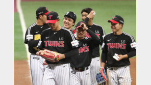 ‘켈리 호투’ LG, 삼성 꺾고 2연승…NC 박세혁, 키움 안우진 울려