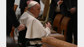 교황, 휠체어 타고 ‘부활절 미사’ 집전…“실망·불신의 돌, 굴려버리라”