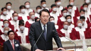 尹, 金여사와 부활절 예배 참석…“우리사회 약자 보듬어 갈 것”