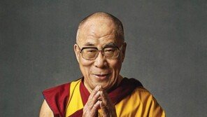 소년에 입 맞추고 “내 혀를” 부적절 언행…달라이 라마 결국 사과