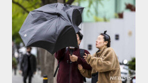 우산 못펴고, 머리카락 붙잡고…서울 시내도 강풍에 몸살