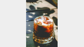 얼음 ‘와그작’ 씹는 습관, 턱관절 장애 부른다 