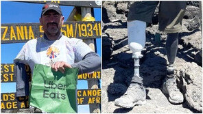 다리절단 英참전용사, 킬리만자로까지 햄버거 배달… 왜?