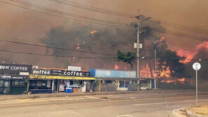 태풍급 ‘양간지풍’, 마른 대기 휩쓸며 화재 키워… 비가 살렸다