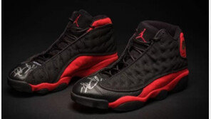 마이클 조던이 신었던 신발, 소더비 경매서 29억 ‘사상 최고’