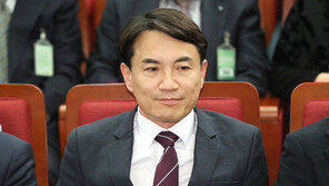 ‘산불 중 골프연습 논란’ 김진태 강원도지사…직무유기로 고발당해