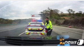 “차가 안서요!”…불타는 질주차 멈춰세운 경찰관들 (영상)