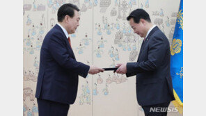 尹 대통령, 조현동 새 주미대사에 신임장 수여