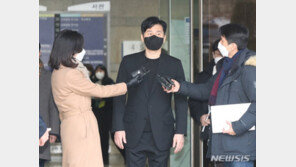 양현석 ‘수사무마 협박 혐의’ 2심 시작…질문 대답하며 웃기도