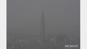 “퍼내도 또 쌓여” 삽으로 치워야 하는 中 최악의 ‘황사’ (영상)