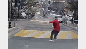 횡단보도 앞 멈춘 차에 놀라 ‘꽈당’…비접촉사고 과실 논쟁 (영상)