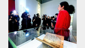 “인쇄 역사 시작은 한국” 직지에 감탄… 最古 금속활자본 ‘직지’ 佛 50년만의 전시 현장