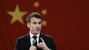 트럼프, 마크롱 방중에 “시진핑 엉덩이에 키스하고 돌아와”