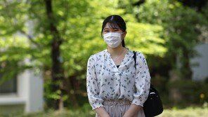 꽃무늬 셔츠에 통바지…‘3억왕관’ 고사한 日공주 첫 등교룩 ‘눈길’