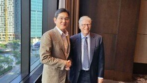 빌 게이츠, 이재용에 선물 받은 ‘삼성 폰’ 두고 한 말은?