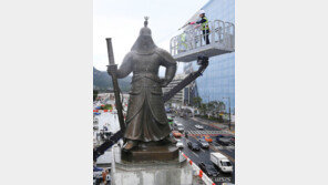 세종대왕·이순신 장군 동상, 묵은 때 벗는다