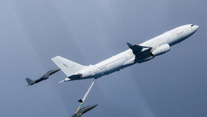 한순간의 실수도 없다… 시속 530㎞로 날며 10㎝ 급유구에 ‘쏙’