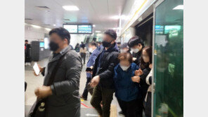“가슴 조여오고 숨이 턱”…공포의 실신 전동차 ‘김포골드라인’ 타보니