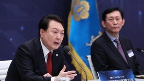 대통령실 “지지율 하락, 위기감 느낀다”… 인적쇄신 폭 커질수도 