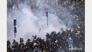 프랑스서 연금개혁안 판결 앞두고 대규모 반대 시위