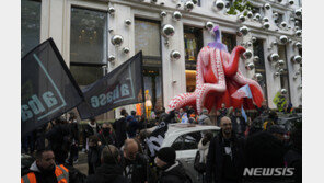 “억만장자 주머니에 돈 있다”…프랑스 시위대, LVMH 본사 난입