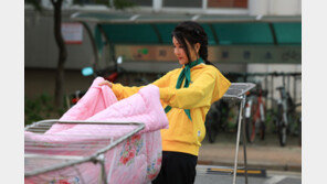 김건희 여사, 대전서 빨래방 봉사…尹넥타이 경매 기부도