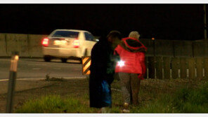 ‘돈 비’ 내린 고속도로 대혼란…가족 돈 2억6000만원 뿌린 男