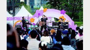 봄바람 속 버스킹 공연 