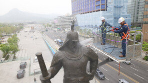 묵은 때 벗기는 이순신 장군 동상 