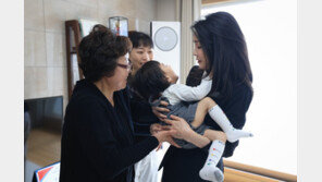 김건희 여사 ‘발버둥 사진’ 논란에…아기 엄마 “울지 않았다”