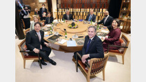 ‘비틀스 팬’ 日외무상, 블링컨·佛외무 생일에 ‘존 레논’ 파이로 축하