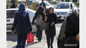 “히잡 미착용 여성 받지 마” 이란, 155개 업소 영업정지