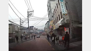 간판 걸려 넘어진 학생, 차 앞바퀴로 머리 쑥…운전자 “억울해” [영상]