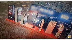 차단기 막아선 채 ‘쿨쿨’ 잠든 운전자…알고보니 만취 상태였다