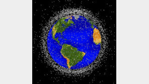 우주쓰레기 추락 10배 늘었다…작년에만 2461개 지구로 떨어져