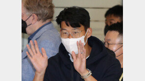 은퇴 안했는데 벌써?…손흥민 결혼설 부른 ‘웨딩밴드와 LOVE’