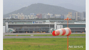 ‘태풍급 강풍’ 제주, 항공기 125편 결항에 뱃길도 차질