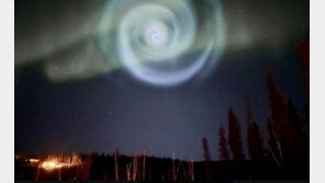 “이세계로 가는 차원문인가”…알래스카 빛 소용돌이의 정체는?