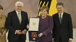 獨 진보당 대통령, 보수당 메르켈에 “비교 불가 정치인” 훈장 