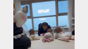 네쌍둥이 낳자…직원 집 찾아 무릎 꿇은 포스코 회장