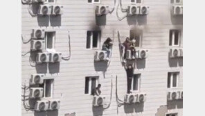 고층 실외기에 매달린 사람들…中 병원 화재로 21명 사망